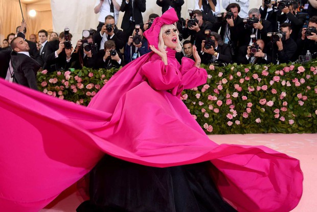 Met Gala 2019: Khó ai chơi lớn bằng Lady Gaga, Katy Perry chuyển từ đèn chùm thành burger nhưng chặt chém không kém là nam nhân dát vàng nằm kiệu - Ảnh 3.