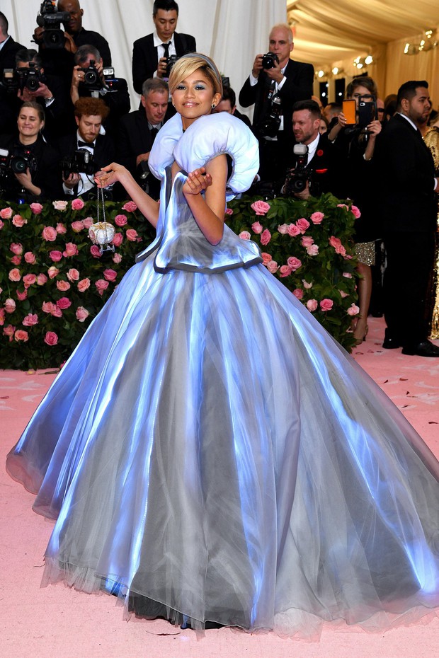 Met Gala 2019: Khó ai chơi lớn bằng Lady Gaga, Katy Perry chuyển từ đèn chùm thành burger nhưng chặt chém không kém là nam nhân dát vàng nằm kiệu - Ảnh 19.
