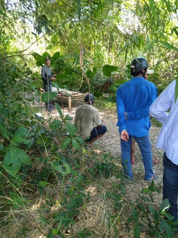 Hoảng hồn phát hiện người đàn ông treo cổ bằng dây sạc điện thoại - Ảnh 3.