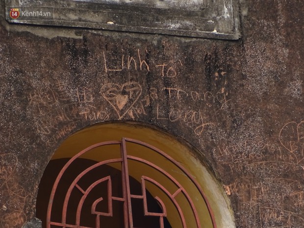 Xuất hiện nhiều bút tích xấu xí và phản cảm trên cột gỗ chùa Côn Sơn khiến cộng đồng mạng ngán ngẩm - Ảnh 3.