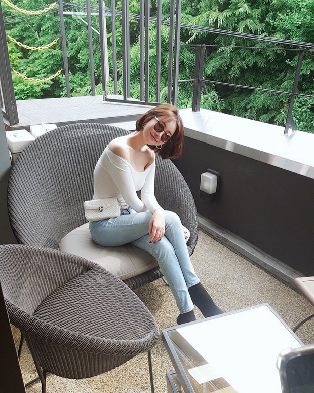 Chụp ảnh ăn vận sương sương đời thường, Go Jun Hee vẫn khoe được body nóng bỏng trứ danh: Chân dài, eo thon, vòng 1 khủng - Ảnh 3.
