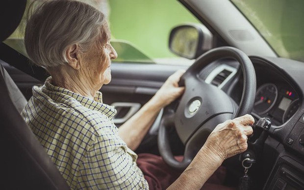 Nhật Bản sẽ cấp phép bằng lái xe riêng cho người cao tuổi - Ảnh 1.
