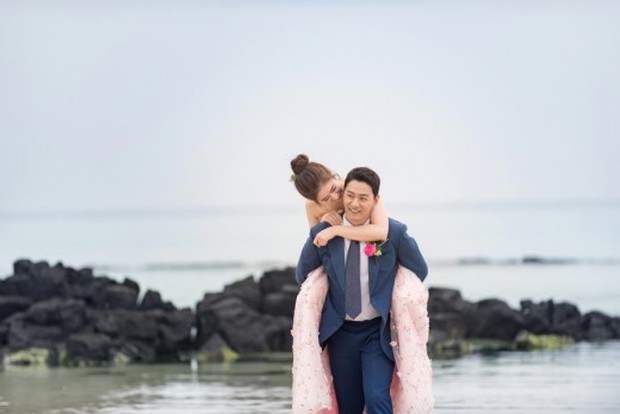 Tài tử Sắc đẹp ngàn cân khoe ảnh cưới mà dân tình chỉ dán mắt vào cô dâu đẹp như Hoa hậu, còn na ná Kim Tae Hee - Ảnh 2.