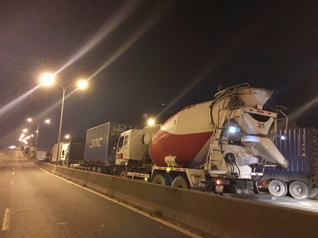 Giao thông ùn ứ kéo dài trên cầu Phú Mỹ vì xe tải lật  - Ảnh 2.