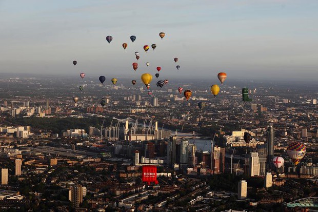 Khinh khí cầu đủ màu sắc rợp trời thủ đô London của Anh - Ảnh 1.