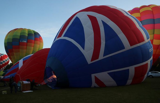 Khinh khí cầu đủ màu sắc rợp trời thủ đô London của Anh - Ảnh 2.