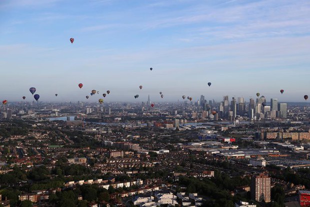 Khinh khí cầu đủ màu sắc rợp trời thủ đô London của Anh - Ảnh 10.