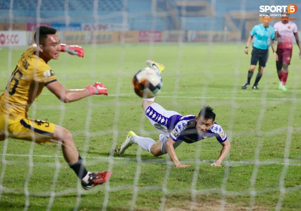 Góc có tâm: Fan Hà Nội FC nhường quạt cho Đình Trọng, Duy Mạnh để làm mát khi ngồi ký tặng - Ảnh 4.