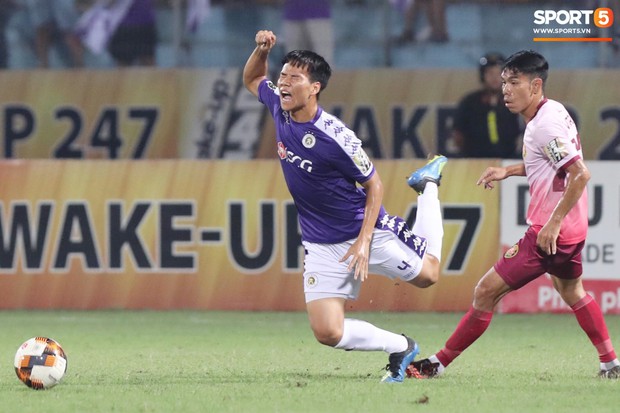 Góc có tâm: Fan Hà Nội FC nhường quạt cho Đình Trọng, Duy Mạnh để làm mát khi ngồi ký tặng - Ảnh 11.