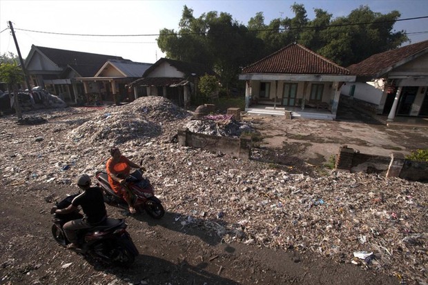 Indonesia trả lại 5 container rác thải cho Mỹ - Ảnh 1.