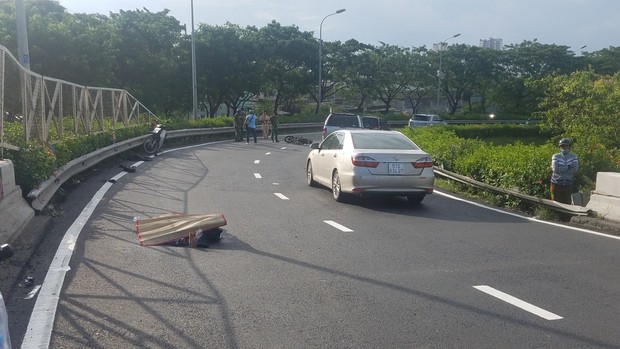 Người đàn ông tử vong cạnh xe máy nghi do tai nạn trên cầu vượt ở Sài Gòn - Ảnh 1.