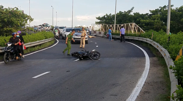 Người đàn ông tử vong cạnh xe máy nghi do tai nạn trên cầu vượt ở Sài Gòn - Ảnh 2.