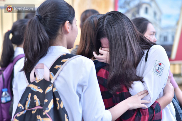 Hàng loạt thí sinh và phụ huynh ôm nhau bật khóc nức nở ngoài cổng trường thi vì không làm được bài - Ảnh 6.