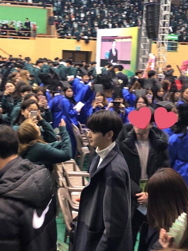 Muôn kiểu sao Hàn gây náo loạn khi đến trường: Sương sương đi học, đi thi thôi mà như dự sự kiện, đẹp tựa cảnh phim - Ảnh 24.
