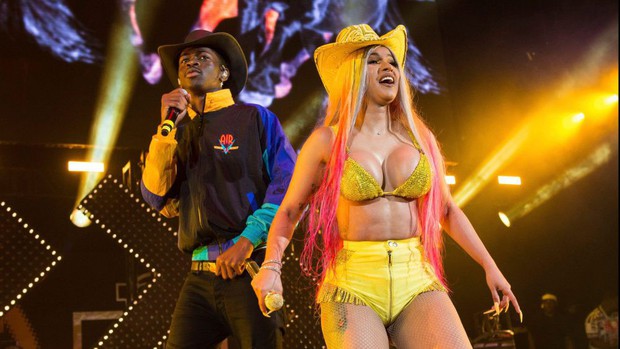 Nicki Minaj and Cardi B release MVs that confront each other without mercy: one burns a supercar, the other borrows the name of the owner of Old Town Road! - Photo 7.
