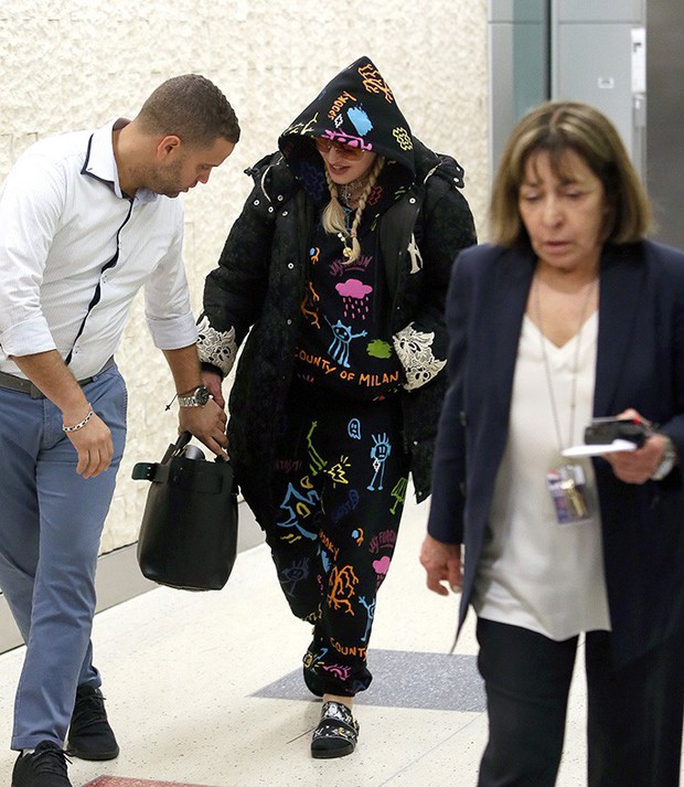 If you spend money to buy clothes to wear, Madonna was even cursed by the designer herself as a portable toilet - Photo 1.