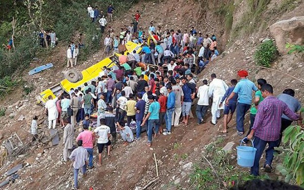 Xe bus lao xuống hẻm núi ở Ấn Độ, ít nhất 32 người thiệt mạng - Ảnh 1.