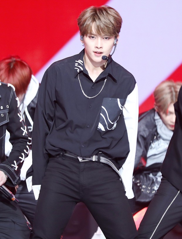 Cựu vũ công cho BTS của JYP xử lí tình huống tai nghe rơi thế nào mà được tấm tắc khen quá chuyên nghiệp? - Ảnh 2.