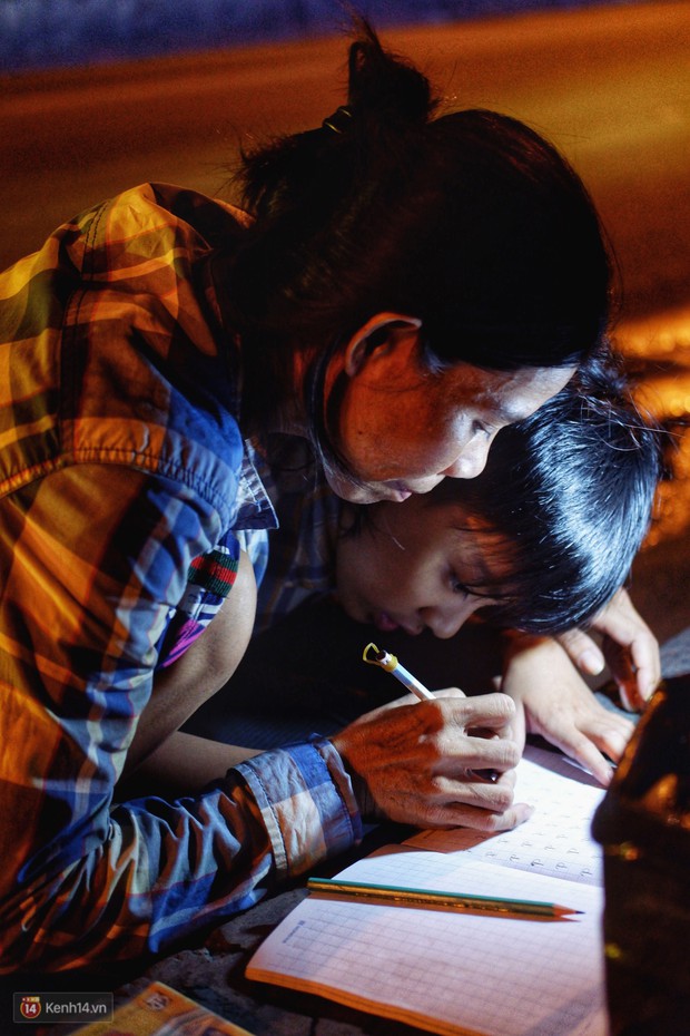 Phía sau bức ảnh cậu bé học bài trên vỉa hè cạnh chợ Bến Thành Sài Gòn: Không giấy tờ, không nhà cửa thì đi học làm sao... - Ảnh 8.