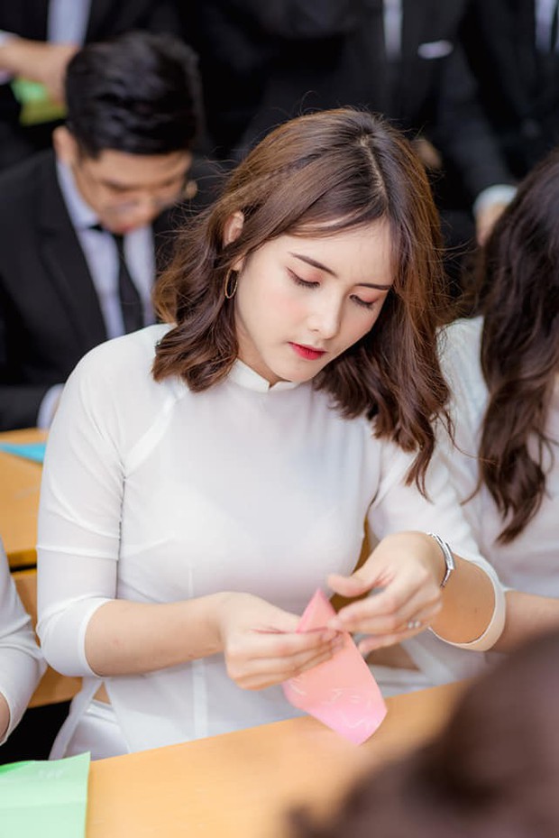 Vô tình lọt vào ống kính phóng viên tại điểm thi THPT, gái xinh liên tục nhận được câu hỏi: Idol Hàn nào đi lạc tới đây? - Ảnh 4.