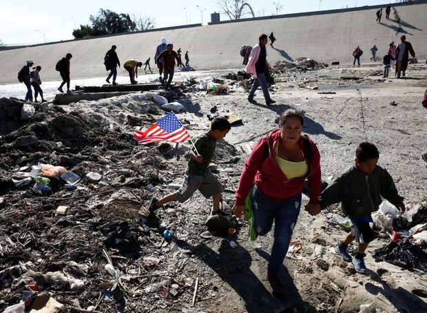 Những bức ảnh lay động lòng người cho thấy sự tàn nhẫn của thảm họa di cư, khi hàng rào thép gai nơi biên giới cứa nát cuộc đời những đứa trẻ - Ảnh 7.
