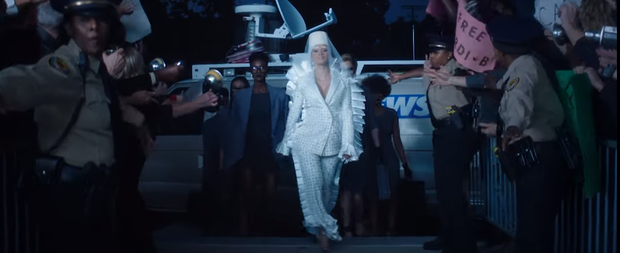 Đối diện với mức án tù, Cardi B đáp trả đầy khiêu khích trong MV mới - Ảnh 2.