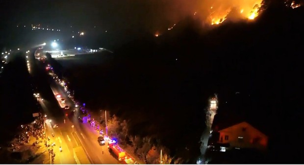 Cháy rừng kinh hoàng ở Hà Tĩnh đe doạ nhiều nhà dân, hàng trăm người nỗ lực dập lửa gần 10 tiếng đồng hồ - Ảnh 6.