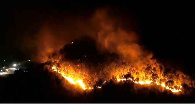 Cháy rừng kinh hoàng ở Hà Tĩnh đe doạ nhiều nhà dân, hàng trăm người nỗ lực dập lửa gần 10 tiếng đồng hồ - Ảnh 4.