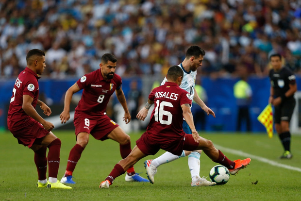 Messi mờ nhạt nhưng Argentina vẫn đủ sức tạo nên siêu kinh điển Nam Mỹ với Brazil ở bán kết nhờ ngôi sao từng gặp họa ở Mỹ Đình - Ảnh 2.