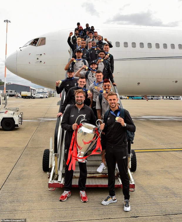 Liverpool rước cúp vô địch Champions League: Biển người nhuộm đỏ thành phố cảng sau 14 năm mòn mỏi chờ đợi - Ảnh 1.