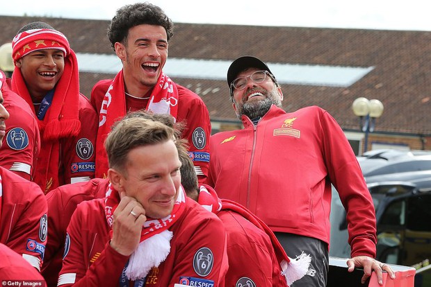 Liverpool rước cúp vô địch Champions League: Biển người nhuộm đỏ thành phố cảng sau 14 năm mòn mỏi chờ đợi - Ảnh 10.