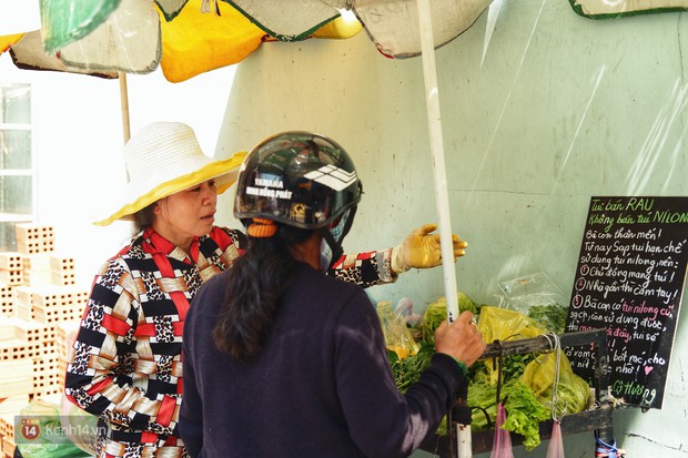 Gặp cô bán rau vui tính ở Sài Gòn với tấm bảng không bán túi nilon: Nhiều khách bảo cô làm trò xàm xí! - Ảnh 2. Gặp cô bán rau vui tính ở Sài Gòn với tấm bảng không bán túi nilon: Nhiều khách bảo cô làm trò xàm xí! - Ảnh 2.