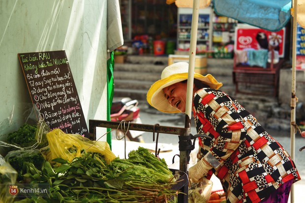 Gặp cô bán rau vui tính ở Sài Gòn với tấm bảng không bán túi nilon: Nhiều khách bảo cô làm trò xàm xí! - Ảnh 3. Gặp cô bán rau vui tính ở Sài Gòn với tấm bảng không bán túi nilon: Nhiều khách bảo cô làm trò xàm xí! - Ảnh 3.
