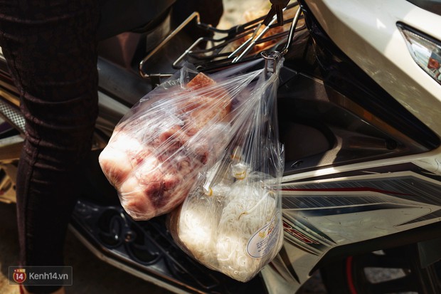 Gặp cô bán rau vui tính ở Sài Gòn với tấm bảng không bán túi nilon: Nhiều khách bảo cô làm trò xàm xí! - Ảnh 4.