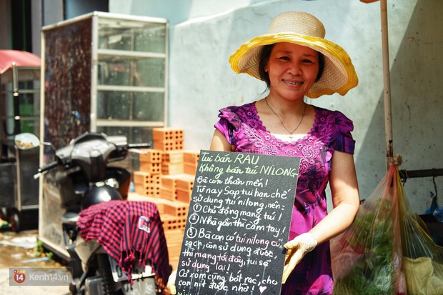 Gặp cô bán rau vui tính ở Sài Gòn với tấm bảng không bán túi nilon: Nhiều khách bảo cô làm trò xàm xí! - Ảnh 9.