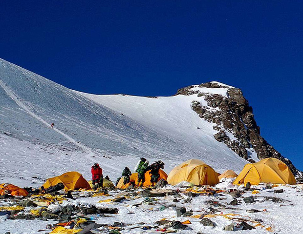 Những bức hình ám ảnh nhất trên đường chinh phục đỉnh Everest: Từ các cột mốc thi thể đến sự thật kinh hoàng hiện ra khi tuyết tan - Ảnh 5.