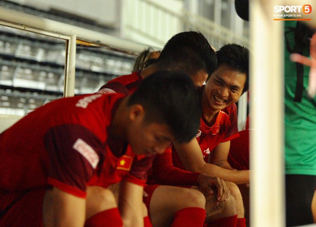 Cầu thủ Việt Nam chơi đạp vịt trước trận đấu với Thái Lan  - Ảnh 3.