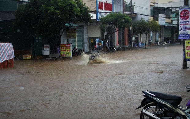 Lâm Đồng: Mưa lớn làm sập một nhà dân, nhiều tuyến đường biến thành sông ở TP Bảo Lộc - Ảnh 5.
