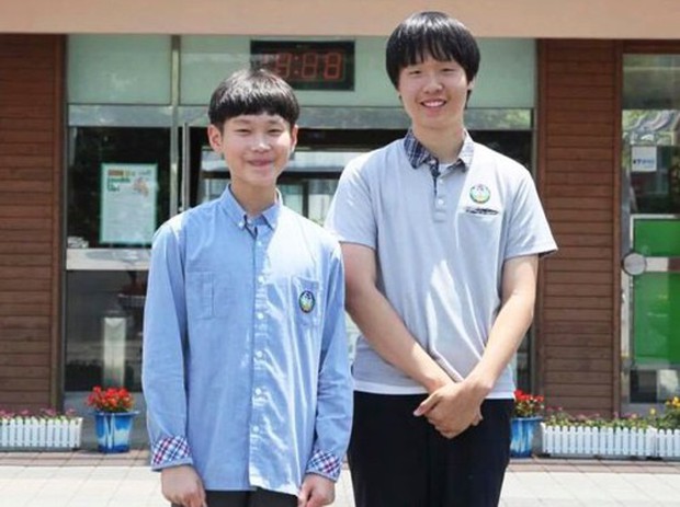 Trả lại ví tiền cho người đánh rơi, 4 tháng sau hai nam sinh nhận lại một điều bất ngờ từ người đàn ông rơi ví - Ảnh 1. Trả lại ví tiền cho người đánh rơi, 4 tháng sau hai nam sinh nhận lại một điều bất ngờ từ người đàn ông rơi ví - Ảnh 1.