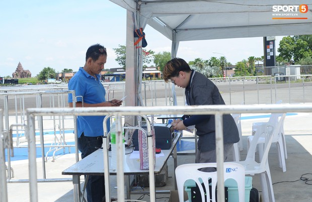 Ngộ nghĩnh hình ảnh fan nhí Việt kiều Thái đội nắng đi mua vé cổ vũ Việt Nam thắng Thái Lan - Ảnh 6.