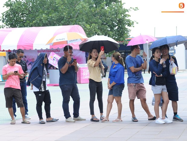 Ngộ nghĩnh hình ảnh fan nhí Việt kiều Thái đội nắng đi mua vé cổ vũ Việt Nam thắng Thái Lan - Ảnh 11.