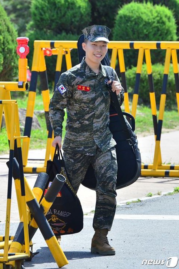 Chẳng phải Black Pink, hóa ra nhóm nữ yêu thích của Chanhyuk (AKMU) trong quân đội lại là đối thủ của đàn em - Ảnh 1.