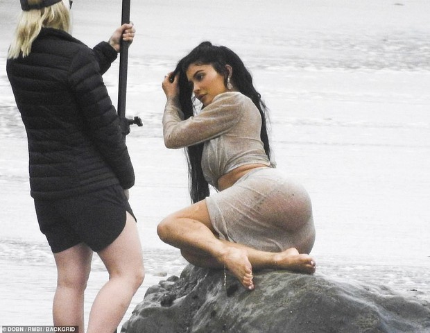 Lâu lắm mới thấy Kylie Jenner khoe vòng 3 siêu khủng, nhưng so sánh với 5 năm trước thì sốc toàn tập - Ảnh 3.