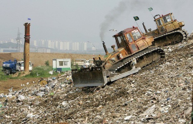 Ám ảnh những bãi rác khổng lồ chất cao như núi khắp nơi trên thế giới, có chỗ cao hơn 65 mét, rộng hơn 40 sân bóng đá - Ảnh 8.