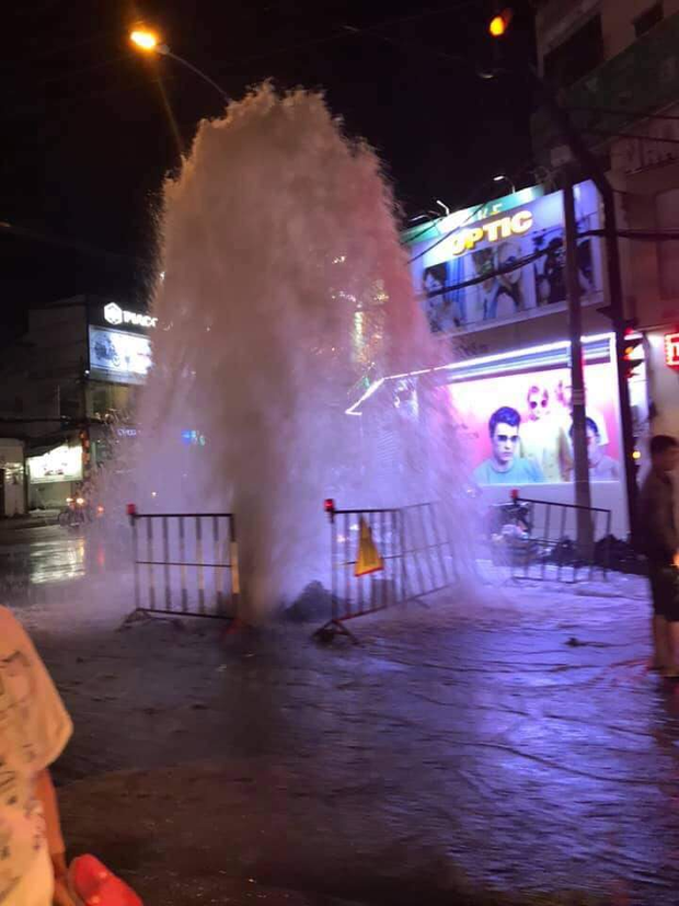 Vụ cống phun nước như vòi rồng trên phố Sài Gòn: Do nhân viên xúc xả để làm sạch ống nước - Ảnh 1.