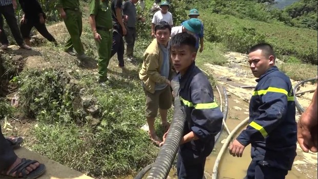 Cận cảnh hiện trường giải cứu nạn nhân mắc kẹt trong hang đá ở Lào Cai  - Ảnh 5.