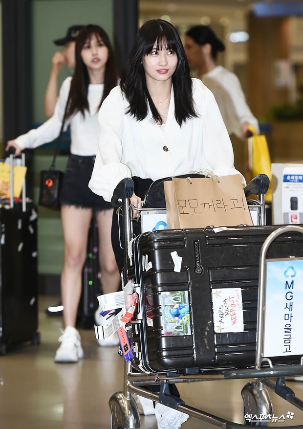 BLACKPINK đụng độ TWICE: Jennie lộ diện với biểu cảm tươi rói, dàn mỹ nhân YG đọ chân siêu dài bên đối thủ nhà JYP - Ảnh 15.