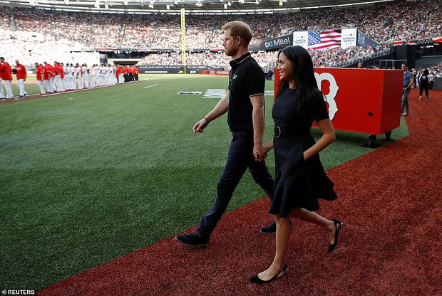 Ngược đời như Meghan Markle: lúc bầu bí thì đi giày cao chót vót, tới bây giờ lại thảnh thơi đi giày bệt - Ảnh 1.