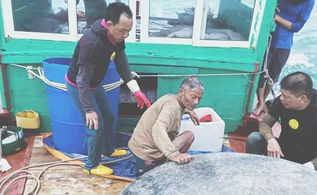 Bị sóng cuốn cách bờ 7 hải lý, người đàn ông may mắn thoát chết thần kỳ - Ảnh 2.