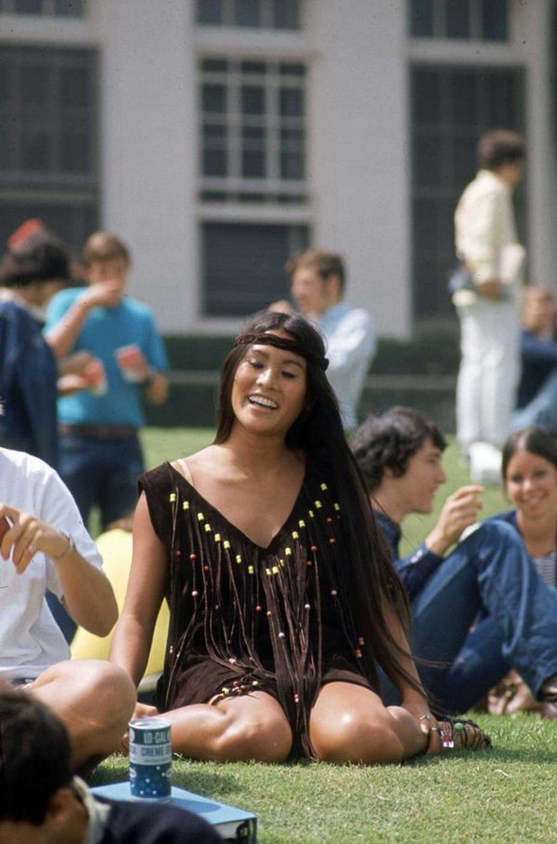Chùm ảnh hiếm về trang phục đi học thập niên 60: Chả khác gì dự fashion week, học sinh, sinh viên thời nay không có cửa đọ lại đâu - Ảnh 1.